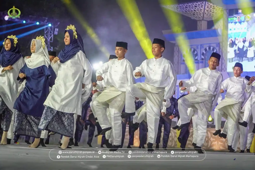 tari kolosal islami dari santri putra dan santri putri Pondok Darul Hijrah pada penutupan mtq XXXVI Kalimantan Selatan di Kabupaten Banjar Tahun 2025 begitu meriah dan asyik