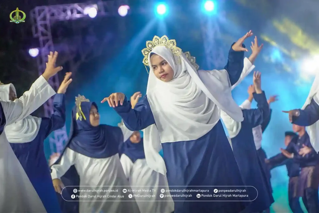 tari kolosal islami dari santri putri Pondok Darul Hijrah pada penutupan mtq XXXVI Kalimantan Selatan di Kabupaten Banjar Tahun 2025