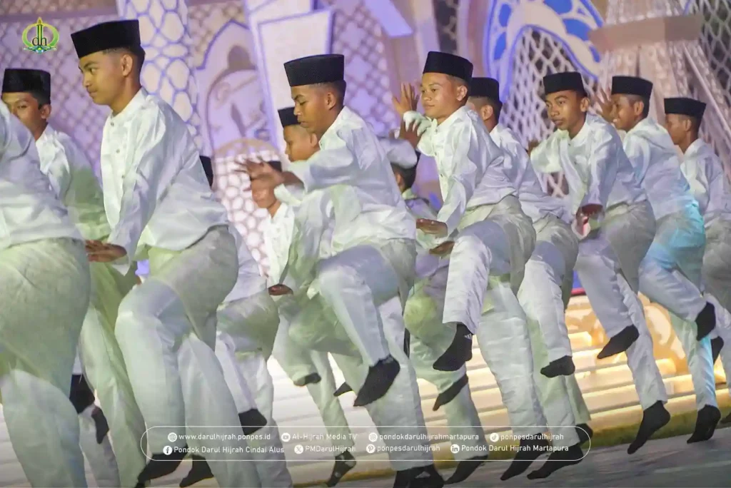 tari kolosal islami dari santri putra putri Pondok Darul Hijrah pada penutupan mtq XXXVI Kalimantan Selatan di Kabupaten Banjar Tahun 2025