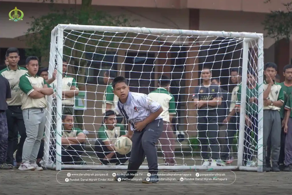 nampak santri yang bertugas keeper melempar bola pada kegiatan class meeting Pondok darul hijrah cindai alus