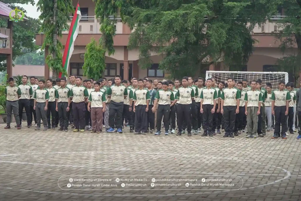 para santri mendengarkan arahan kepala pengasuhan santri pondok darul hijrah cindai alus pada kegiatan class meeting