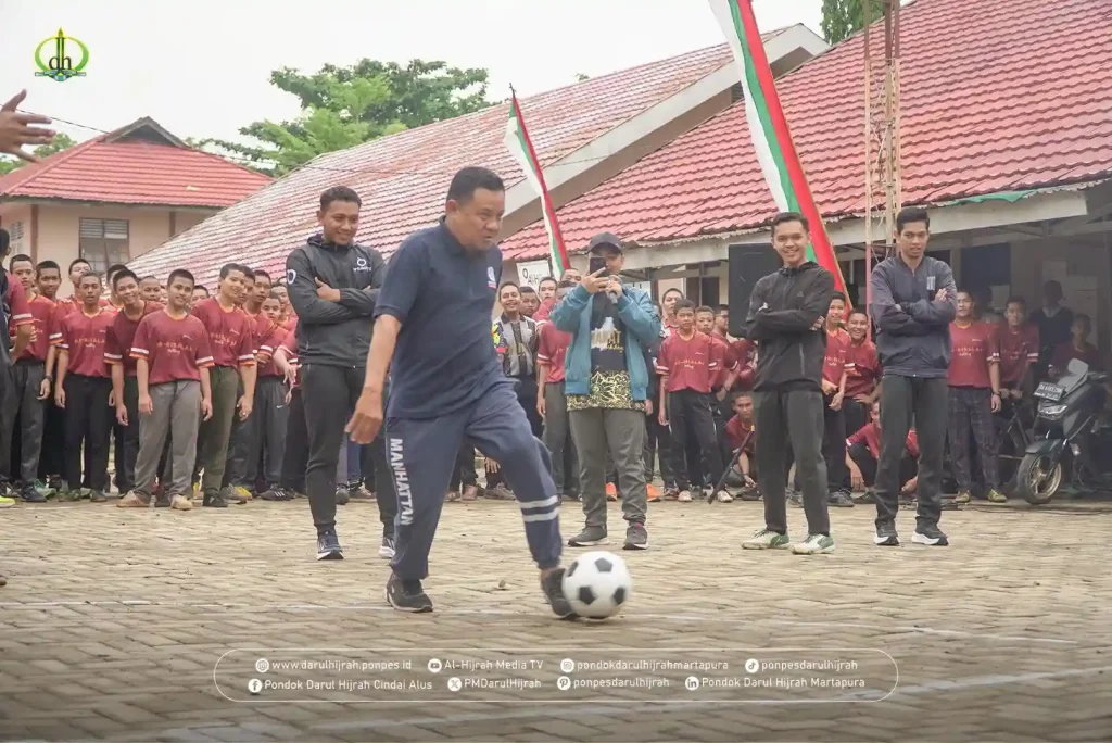 kepala pengasuhan membuka class meeting Pondok Darul Hijrah Cindai Alus dengan memasukan bola ke gawang
