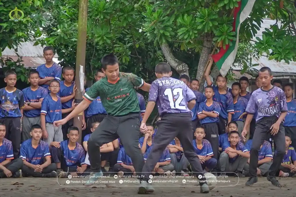 permainan futsal bagian dari class meeting di pondok darul hijrah cindai alus