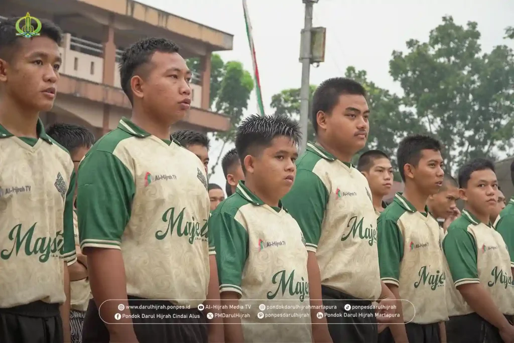 santri menyimak arahan kepala pengasuhan santri pada kegiatan class meeting pondok darul hijrah cindai alus dengan seksama