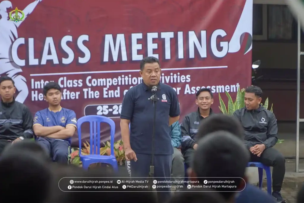ust. akhmad saubari selaku kepala pengasuhan santri mengarahkan kegiatan class meeting di pondok darul hijrah cindai alus