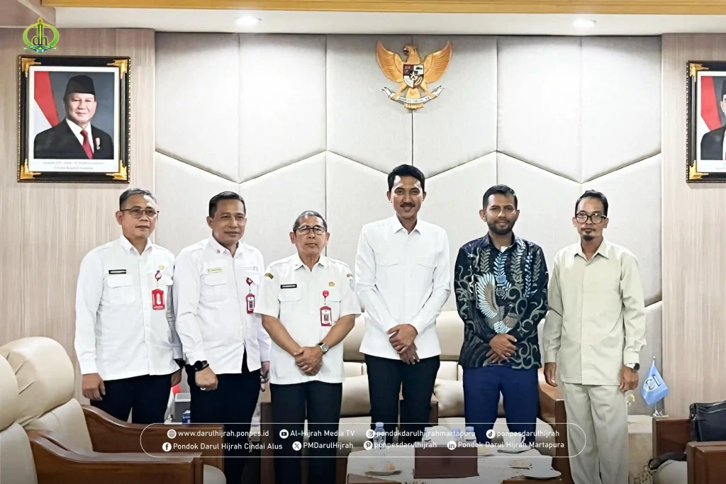 foto bersama dalam kegiatan dukungan bupati Banjar untuk STIT Darul Hijrah Martapura Kalimantan Selatan