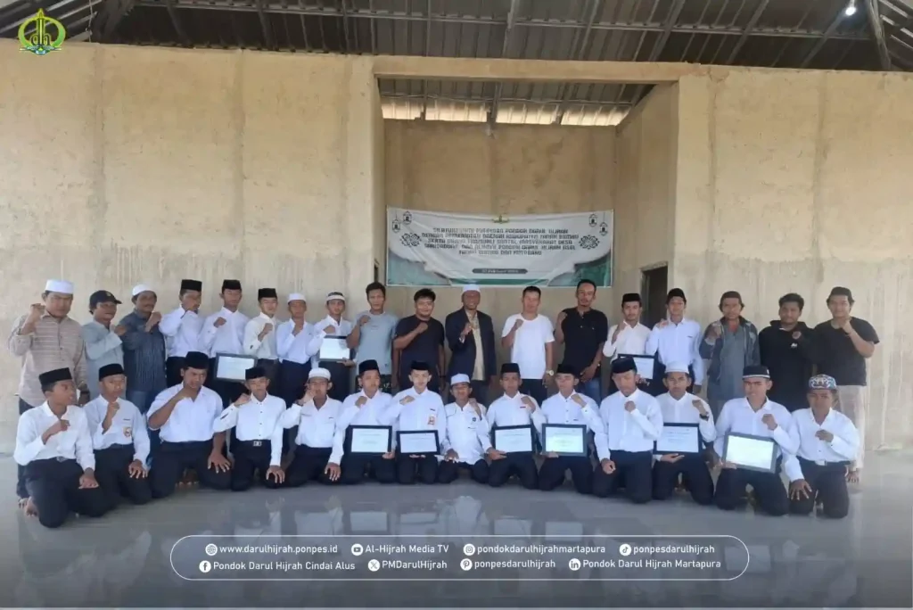 orang tua dan santri berfoto pada kelulusan santri menjadi momen bersejarah bagi SMP Tahfizh Al-Qur'an Darul Hijrah 4 Sarigadung Simpang Empat Tanah Bumbu