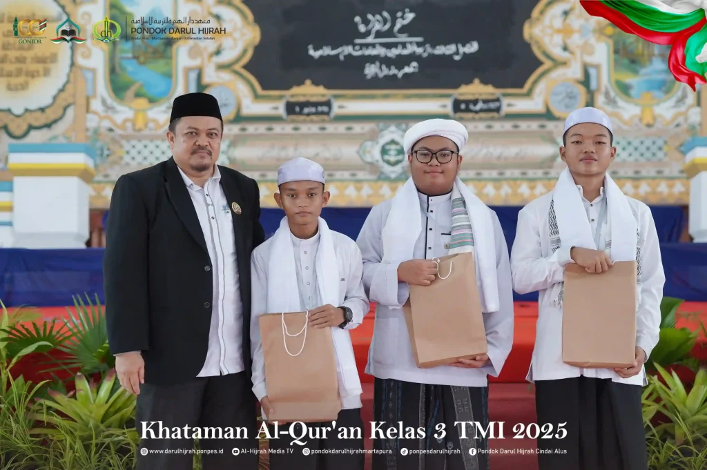 3 santri yang hafal 6 juz al Qur'an pada kegiatan khataman al qur'an di Pondok Darul Hijrah Cindai Alus