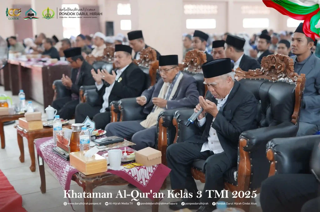 Kiai Asnawari rahman membaca doa pada kegiatan khataman al qur'an santri kelas 3 TMI Pondok Darul Hijrah Cindai Alus