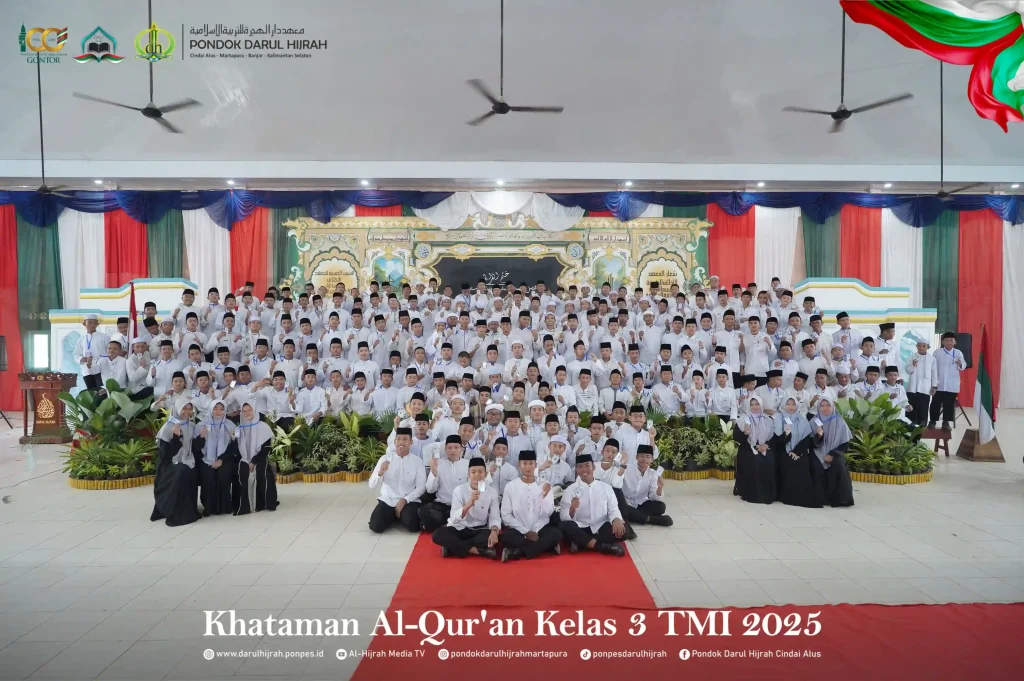 perfotoan santri kelas 3 TMI pada kegiatan khataman al qur'an di aula Pondok Darul Hijrah Cindai Alus