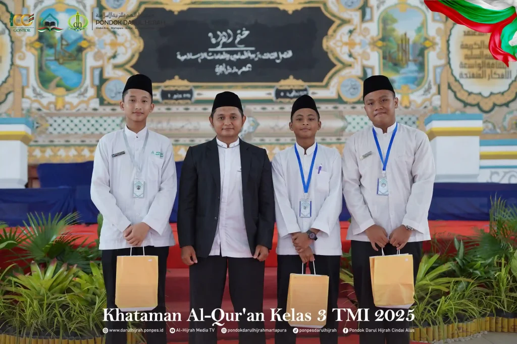 3 Santri MTs terbaik pada kegiatan khataman al qur'an Pondok Darul Hijrah Cindai Alus
