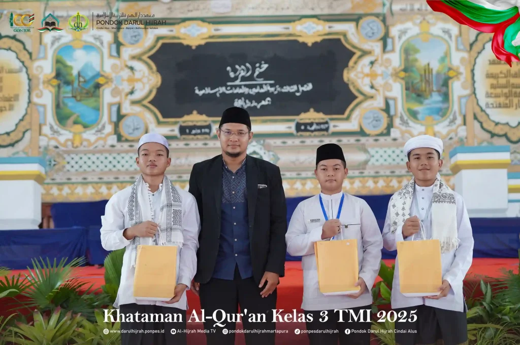 Santri SMP terbaik pada kegiatan khataman al qur'an Pondok Darul HIjrah Cindai Alus