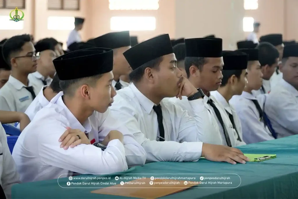 Santri Menyimak dengan seksama laporan panitia ujian Pondok Darul Hijrah Cindai Alus