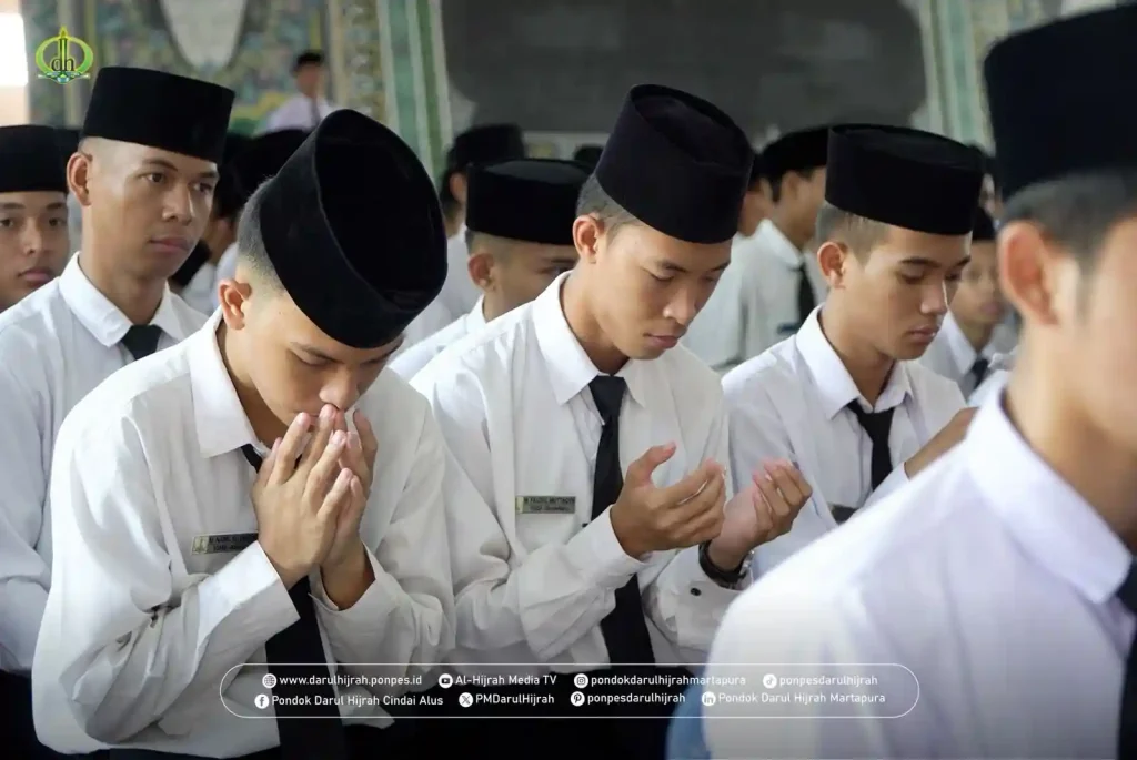 para santri mengangkat tangan sembari berdoa pada kegiatanan laporan panitia ujian Pondok Darul Hijrah Cindai Alus