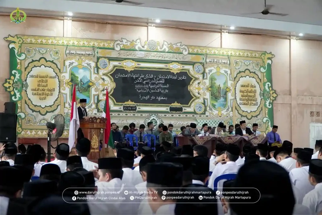 Ketua Panitia Ujian menyampaikan laporan panitia ujian dihadapan Pimpinan, Guru-guru, dan para santri Pondok Darul Hijrah Cindai Alus