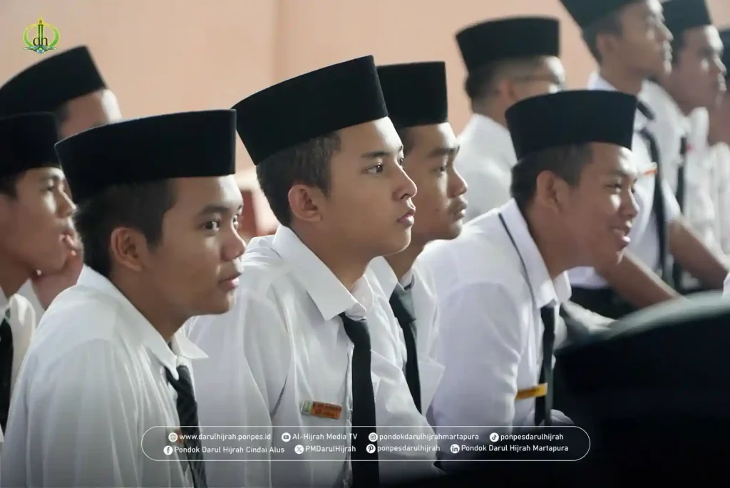 para Santri Pondok Darul Hijrah Cindai Alus mendengerakan laporan panitia ujian semester Genap tahun 2025