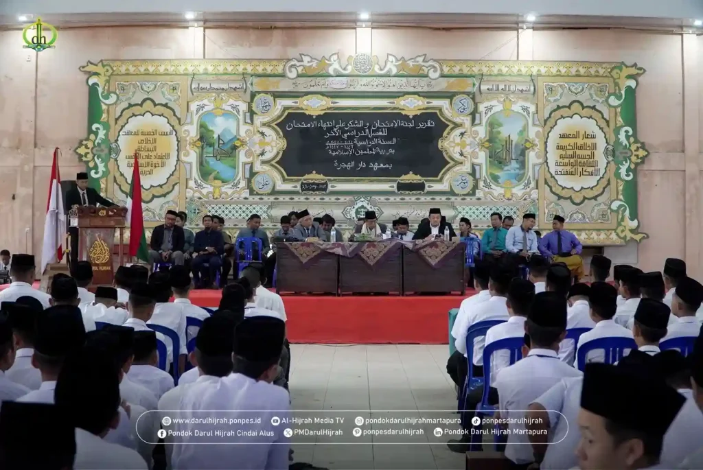 Pimpinan, para guru dan wali kelas, serta para santri memadati aula untuk menghadiri kegiatan laporan panitia ujian Pondok Darul Hijrah Cindai Alus