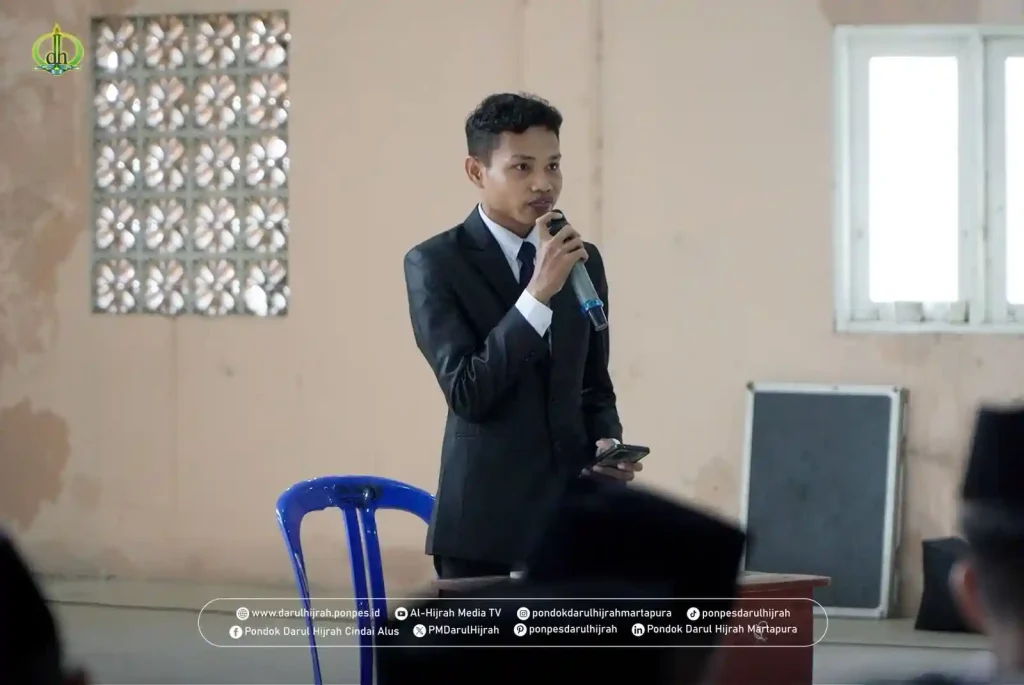 Ust. Al Furqon sebagai pembawa acara pada kegiatan laporan panitia ujian Pondok Darul Hijrah Cindai Alus