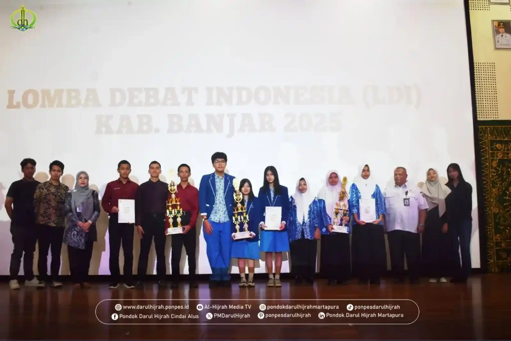 perfotoan bersama usai penetapan juri pada lomba debat indonesia 2025 tingkat kabupaten banjar yang diselenggarakan oleh dinas pendidikan di SMA Banua, SMA Darul Hijrah mendapat Juara 1