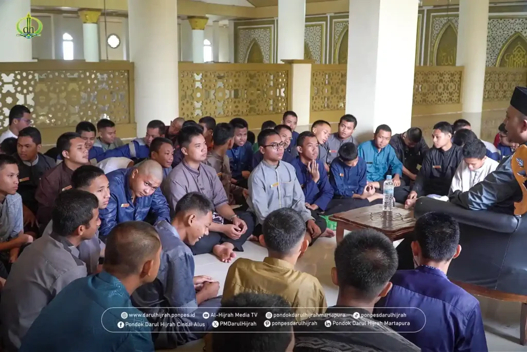 nasehat liburan disampaikan pimpinan pondok melalui kepala MA Darul Hijrah Ust. Dedy Hafidian dan santri menyimak dengan khusu