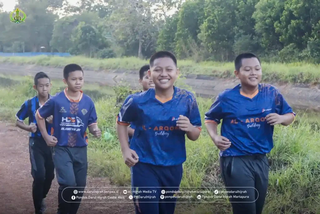 olah raga lari pagi Santri Pondok Darul Hijrah Cindai Alus Martapura menyisir jalan desa dan irigasi