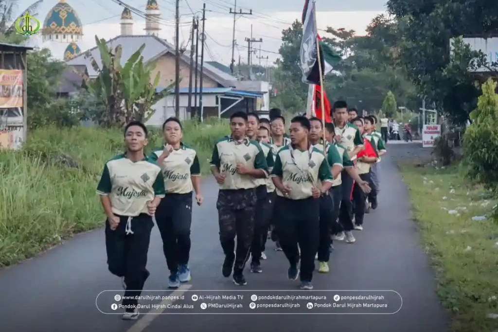 olah raga lari pagi Santri Pondok Darul Hijrah Cindai Alus Martapura menyisir jalan desa sambil membawa bendera persatuan