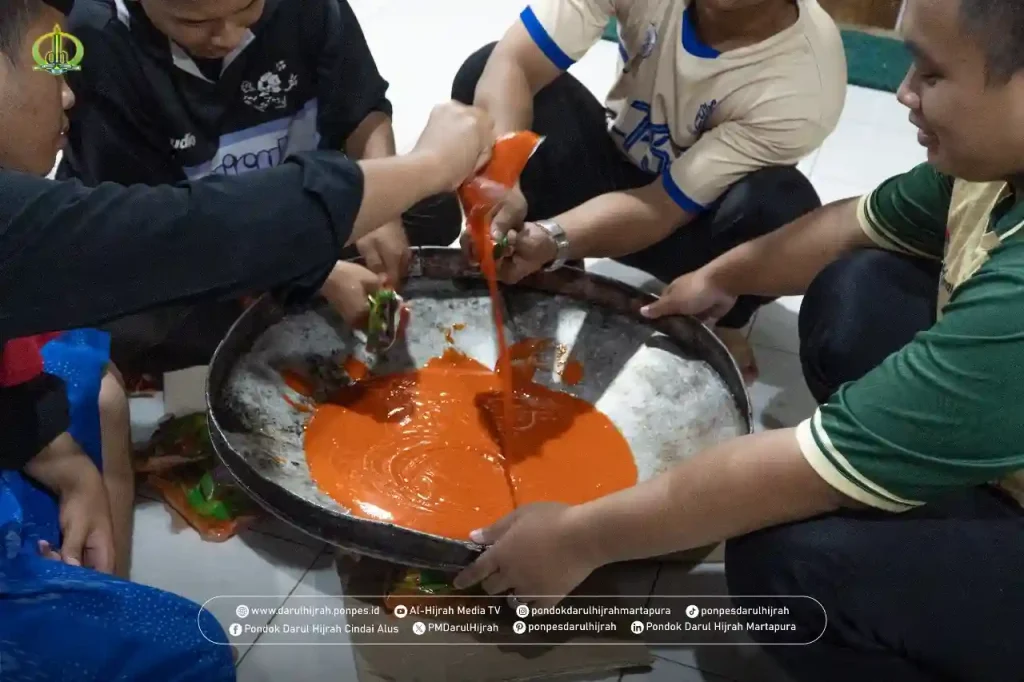 para santri mencampur saos dan beramai ramai membuat kuah untuk olahan daging kurban di Pondok Darul Hijrah Cindai Alus Martapura Banjar Kalimantan Selatan Indonesia