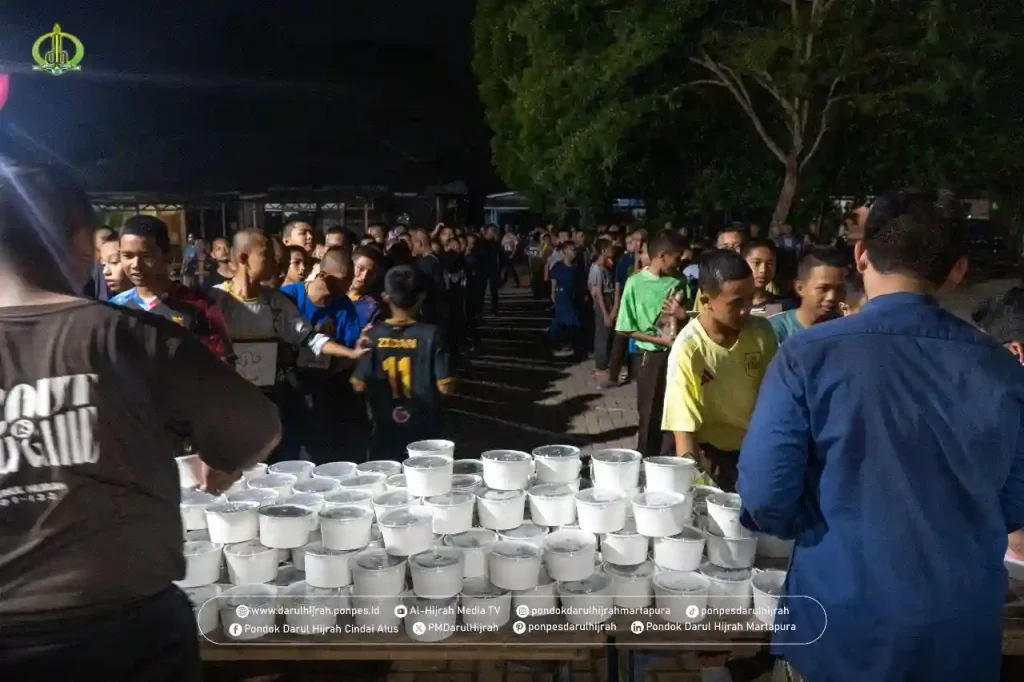 para santri antre mengambil paket olahan daging kurban di Pondok Darul Hijrah Cindai Alus Martapura Banjar Kalimantan Selatan Indonesia