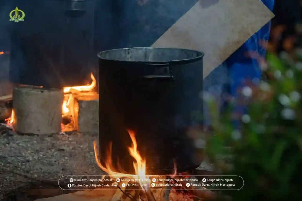 para santri memasak beramai ramai membuat kuah untuk olahan daging kurban di Pondok Darul Hijrah Cindai Alus Martapura Banjar Kalimantan Selatan Indonesia