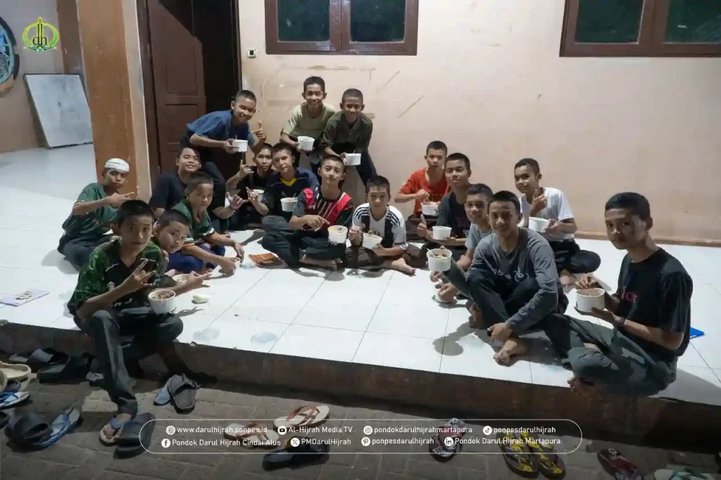 suka cita para santri beramai ramai membuat kuah untuk olahan daging kurban di Pondok Darul Hijrah Cindai Alus Martapura Banjar Kalimantan Selatan Indonesia