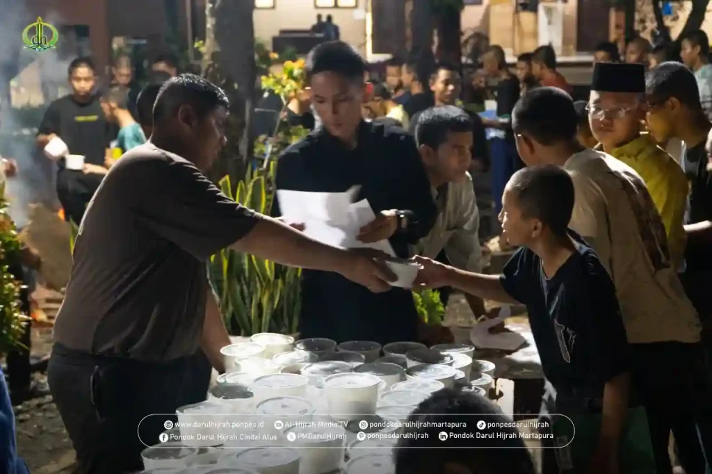 petugas membagikan paket yang sudah diolah kepada para santri olahan daging kurban di Pondok Darul Hijrah Cindai Alus Martapura Banjar Kalimantan Selatan Indonesia