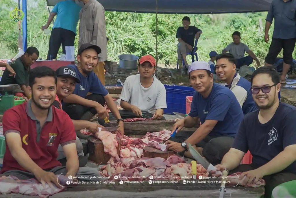 para panitia qurban Darul Hijrah Cindai Alus Martapura dalam melaksanakan pembagian daging qurban