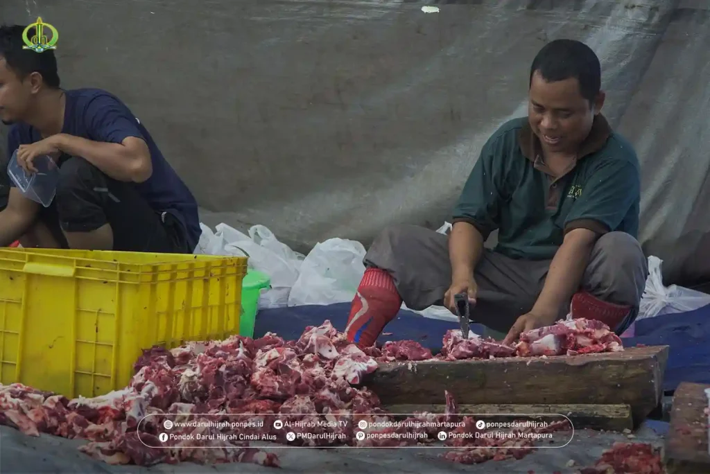 ust. Sukamto sedang memotong daging pada kegiatan pembagian daging qurban Pondok Darul Hijrah Cindai Alus