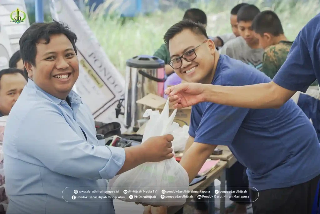 senyum bahagia guru pada pembagian daging qurban Darul Hijrah cindai Alus Martapura