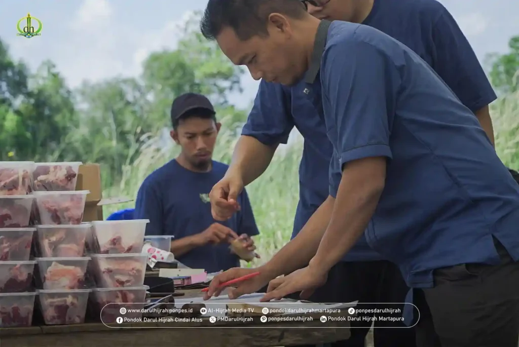 para guru Darul Hijrah Cindai Alus Martapura dalam meneria pembagian daging qurban