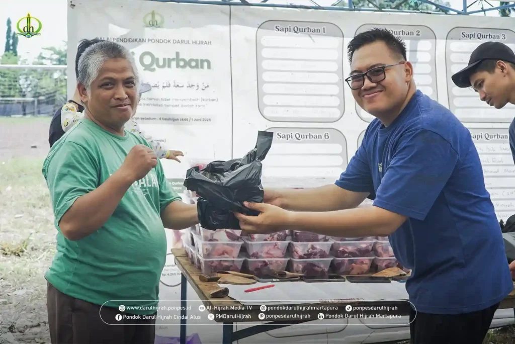 para panitia qurban Darul Hijrah Cindai Alus Martapura dalam melaksanakan pembagian daging qurban kepada guru-guru Pondok Darul Hijrah