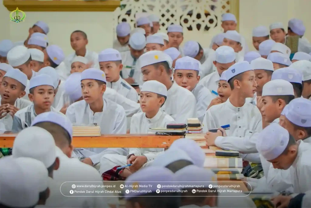 santri menyimak pengarahan pimpinan sebelum shalat hajat menghadapi ujian