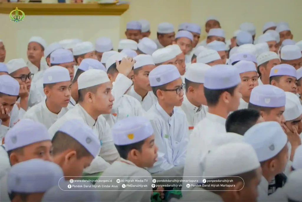 santri lama menyimak pengarahan pimpinan sebelum shalat hajat menghadapi ujian