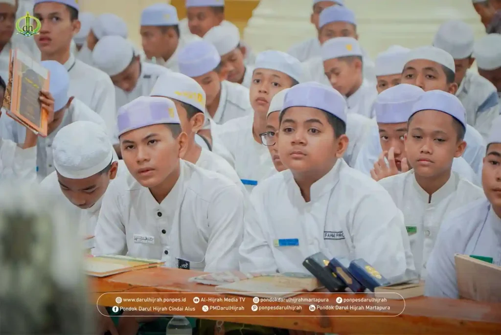 para santri menyimak pengarahan pimpinan sebelum shalat hajat menghadapi ujian