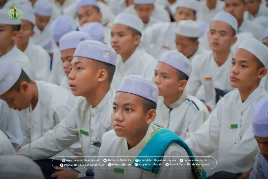 seluruh santri menyimak pengarahan pimpinan sebelum shalat hajat menghadapi ujian