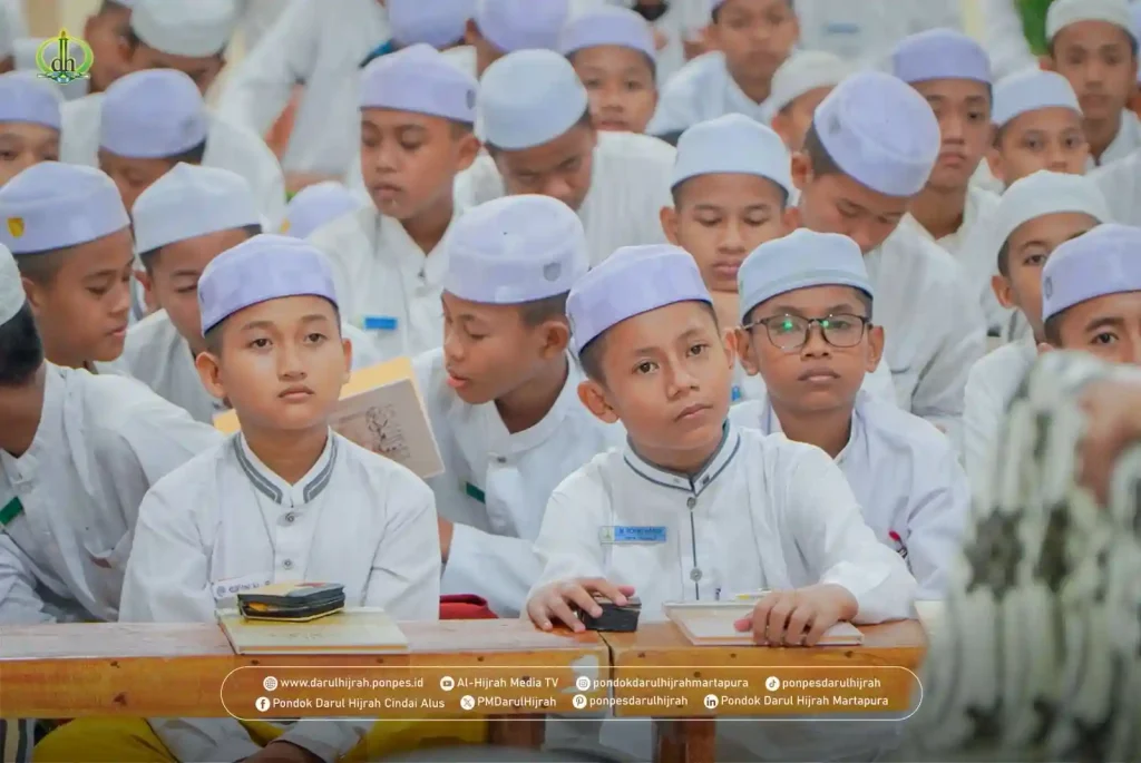santri lama dan baru menyimak pengarahan pimpinan sebelum shalat hajat menghadapi ujian
