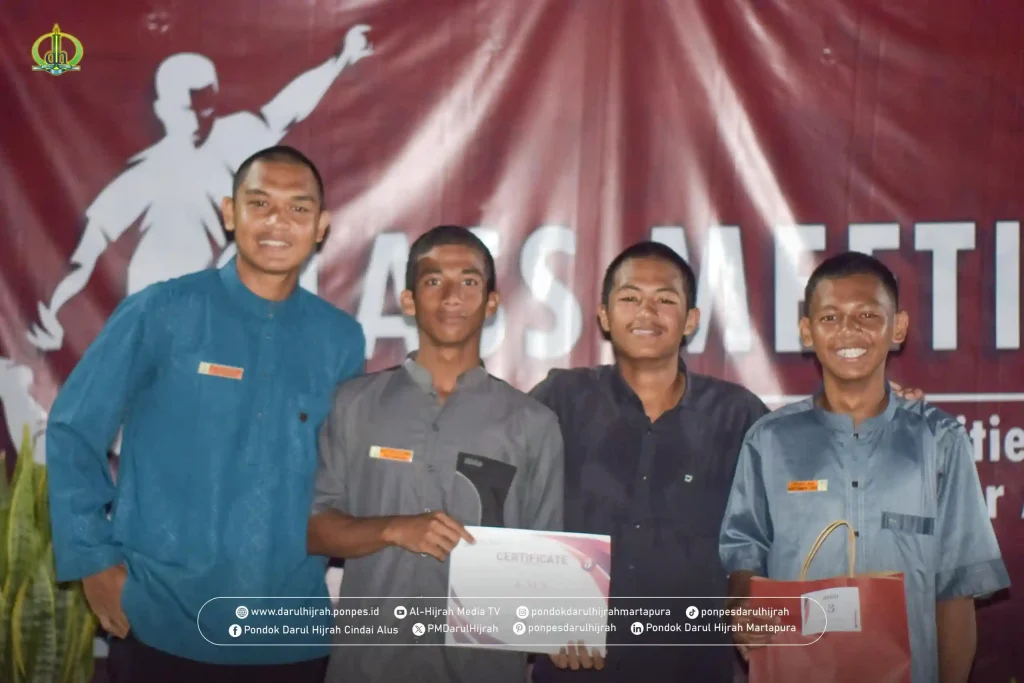 pembagian hadian pada penutupan class meeting santri pondok darul hijrah cindai alus