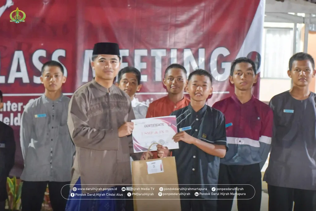 ustadz memberikan membagikan hadian pada penutupan class meeting santri pondok darul hijrah cindai alus