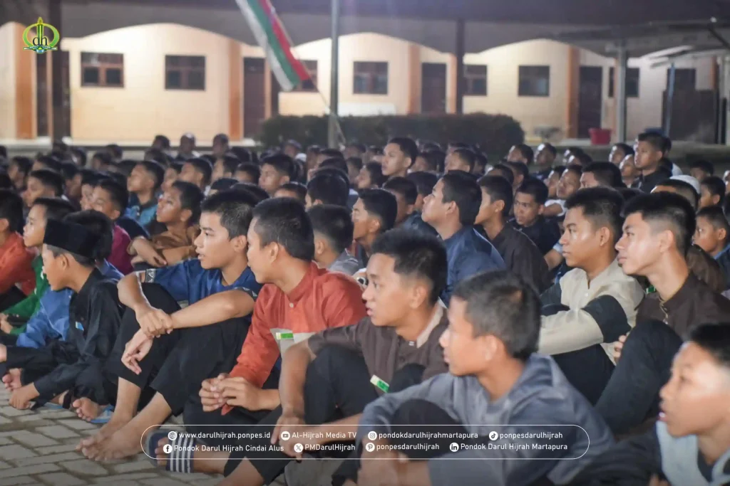 para santri menyaksikan pembagian hadiah pada penutupan class meeting santri pondok darul hijrah cindai alus