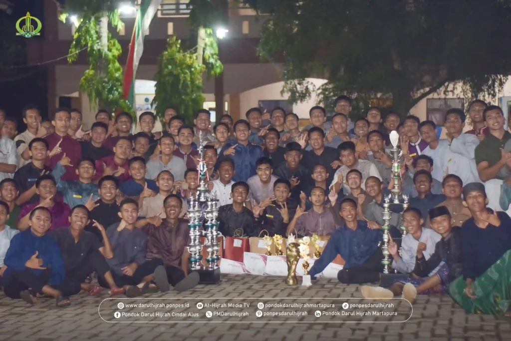 foto bersama pada pembagian hadia dalam rangka penutupan class meeting santri pondok darul hijrah cindai alus