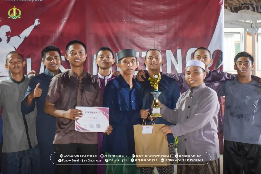 pembagian hadian pada penutupan class meeting santri pondok darul hijrah cindai alus oleh ust khatib selaku kepala bagian disiplin pengasuhan santri