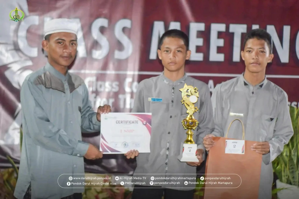 pembagian hadian pada penutupan class meeting santri pondok darul hijrah cindai alus oleh asatidz pengasuhan santri