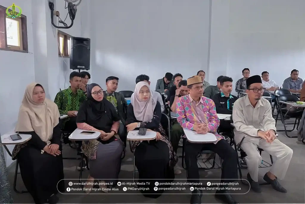 dosen dan mahasiswa menyimak materi penyebaran islam di banjar yang dibawakan pangeran H. Khairul Shaleh