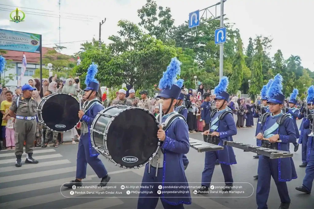 masyarakat menyaksikan marching band gema harmony Darul Hijrah milik pesantren darul hijrah yang bersinar di acara MTQ Kalsel 2025
