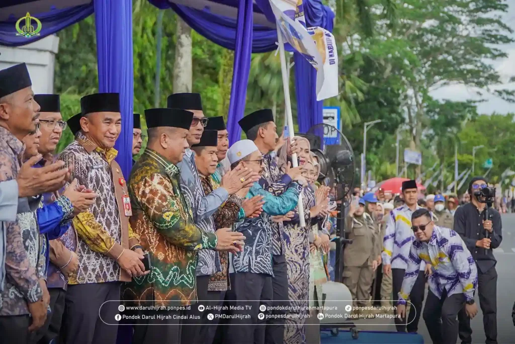 Bupati melepas parade MTQ yang dipimpin oleh marching band gema harmony Darul Hijrah milik pesantren darul hijrah